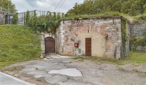 Entrée de la tour Beauregard transformée en bastion. © Région Bourgogne-Franche-Comté, Inventaire du patrimoine Entrée de la tour Beauregard transformée en bastion. © Région Bourgogne-Franche-Comté, Inventaire du patrimoine