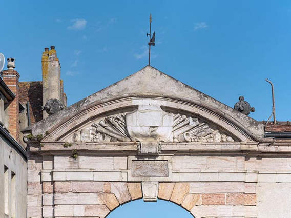 Fronton et son décor (de la rue des Halles). © Région Bourgogne-Franche-Comté, Inventaire du patrimoine