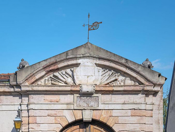 Fronton et son décor (de la rue du Capitaine Landolphe). © Région Bourgogne-Franche-Comté, Inventaire du patrimoine Fronton et son décor (de la rue du Capitaine Landolphe). © Région Bourgogne-Franche-Comté, Inventaire du patrimoine