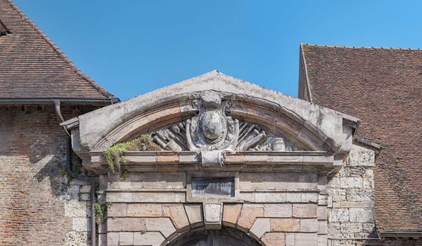 Le fronton du portail rue Vauban. © Région Bourgogne-Franche-Comté, Inventaire du patrimoine Le fronton du portail rue Vauban. © Région Bourgogne-Franche-Comté, Inventaire du patrimoine