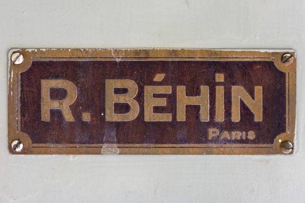 Caisse auxiliaire, armoire, plaque de firme (R. Béhin, Paris). © Région Bourgogne-Franche-Comté, Inventaire du patrimoine