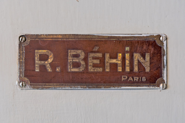 Salle des archives, étagères, plaque de firme (R. Béhin, Paris). © Région Bourgogne-Franche-Comté, Inventaire du patrimoine