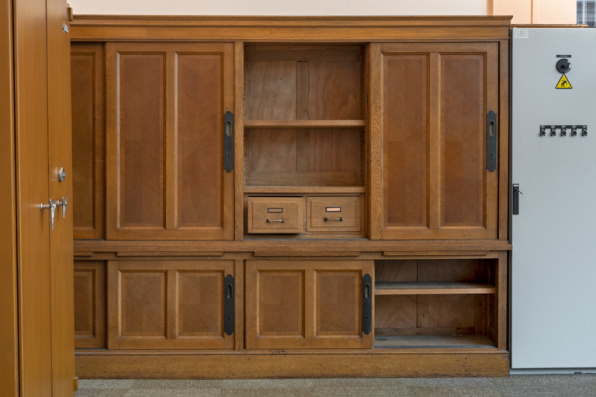 Hall du public, armoire à deux corps, portes ouvertes. © Région Bourgogne-Franche-Comté, Inventaire du patrimoine