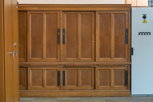 Hall du public, armoire à deux corps, portes fermées. © Région Bourgogne-Franche-Comté, Inventaire du patrimoine