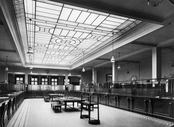 Hall du public, vue avec le mobilier (milieu du 20e siècle). © Archives historiques de la Banque de France, Paris