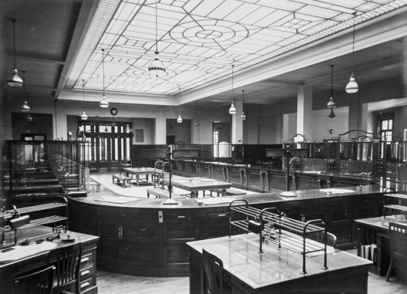 Hall du public, vue avec le mobilier (milieu du 20e siècle). © Archives historiques de la Banque de France, Paris