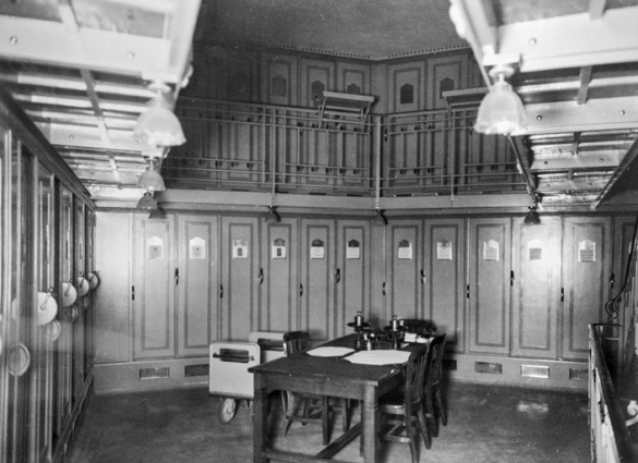 Caisse auxiliaire, vue avec le mobilier (milieu du 20e siècle). © Archives historiques de la Banque de France, Paris
