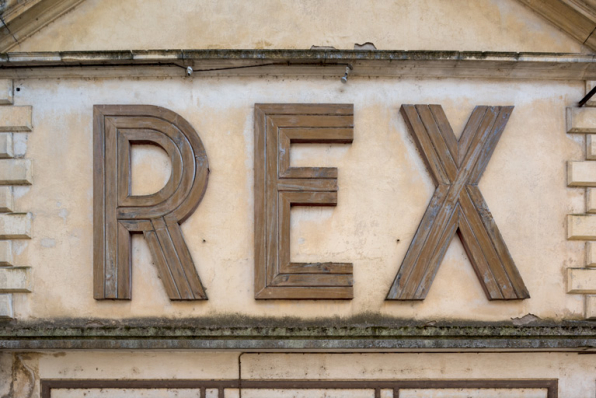 La Charité-sur-Loire : le Rex (23 rue des Ourbes). Enseigne. © Région Bourgogne-Franche-Comté, Inventaire du patrimoine La Charité-sur-Loire : le Rex (23 rue des Ourbes). Enseigne. © Région Bourgogne-Franche-Comté, Inventaire du patrimoine