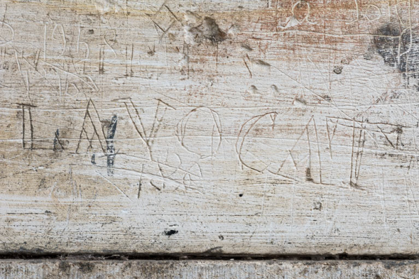Façade postérieure : graffitis sur un piédroit de porte © Région Bourgogne-Franche-Comté, Inventaire du patrimoine