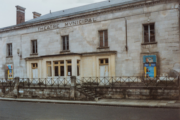 [Façade antérieure du théâtre, de trois quarts droite]. S.d. [1988]. © Région Bourgogne-Franche-Comté, Inventaire du patrimoine