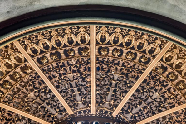 Grille métallique de l'oculus surmontant le lustre, d'après un modèle du statuaire Ferdinand Levillain. © Région Bourgogne-Franche-Comté, Inventaire du patrimoine