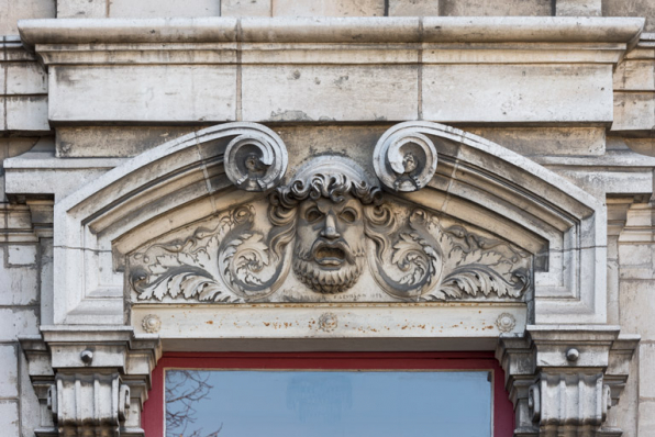 Façade latérale gauche, étage carré : linteau avec le masque de la Tragédie. © Région Bourgogne-Franche-Comté, Inventaire du patrimoine