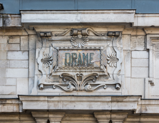 Façade latérale gauche, attique : inscription Drame. © Région Bourgogne-Franche-Comté, Inventaire du patrimoine