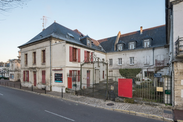 Théâtre (à gauche) et habitation (en fond de cour). © Région Bourgogne-Franche-Comté, Inventaire du patrimoine