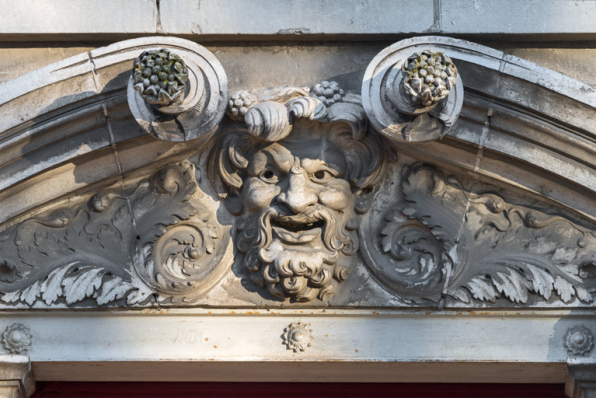 Façade latérale droite, étage carré : masque de la Comédie. © Région Bourgogne-Franche-Comté, Inventaire du patrimoine