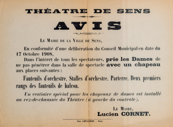 Affiche de 1908 concernant le port du chapeau dans le théâtre (Archives municipales, Sens : non coté). © Région Bourgogne-Franche-Comté, Inventaire du patrimoine