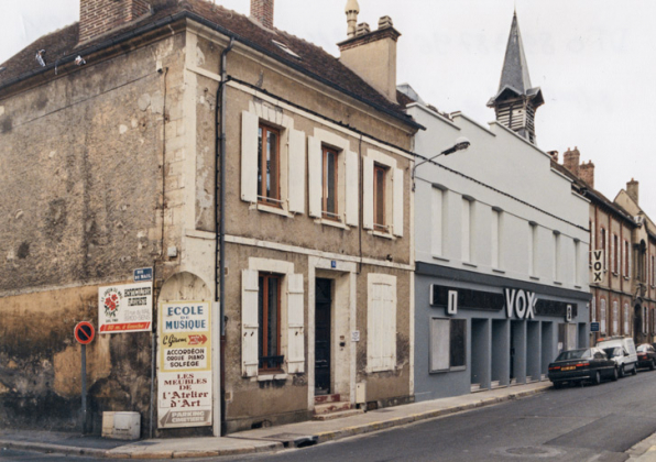 [Façade antérieure du Vox, de trois quarts gauche]. 1996. © Région Bourgogne-Franche-Comté, Inventaire du patrimoine
