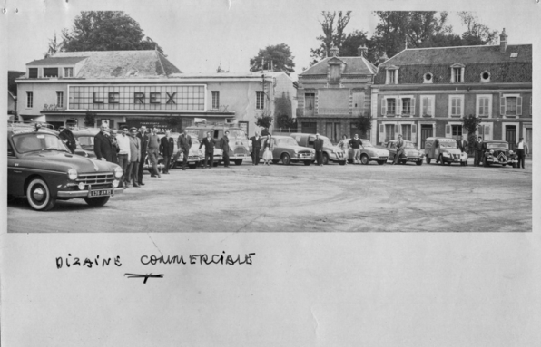 Dizaine commerciale. Les véhicules de la "Caravane" [devant le Rex]. 14 juin 1960. © Région Bourgogne-Franche-Comté, Inventaire du patrimoine