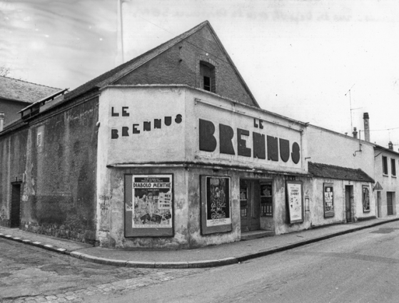 Cinéma le Brennus [de trois quarts gauche]. S.d. [1977]. © Région Bourgogne-Franche-Comté, Inventaire du patrimoine