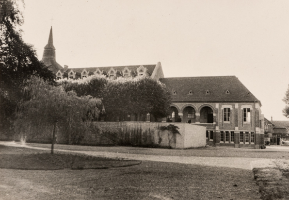 Vue de la partie est du grand séminaire après sa reconstruction. © Région Bourgogne-Franche-Comté, Inventaire du patrimoine Vue de la partie est du grand séminaire après sa reconstruction. © Région Bourgogne-Franche-Comté, Inventaire du patrimoine
