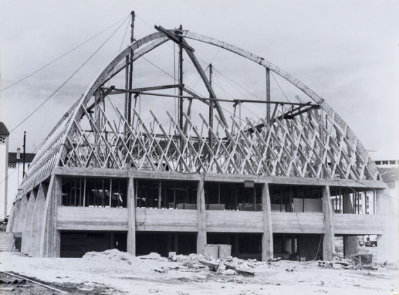 Pose de la charpente de l'église Sainte-Thérèse des Rosoirs, 1958. © Région Bourgogne-Franche-Comté, Inventaire du patrimoine