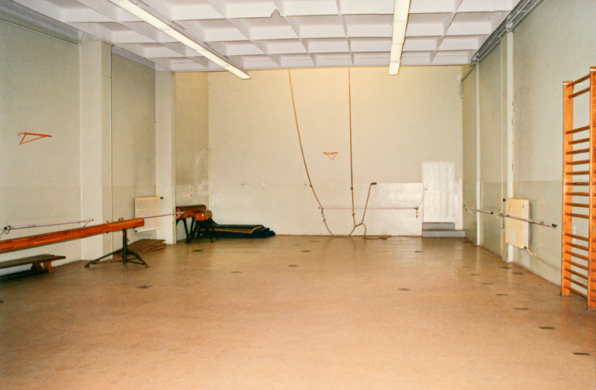 [Salle de gymnastique avant transformation, depuis l'entrée]. S.d. [années 1990, avant 1997].  © Région Bourgogne-Franche-Comté, Inventaire du patrimoine