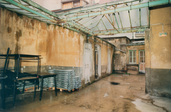[Cour avant sa transformation en foyer des techniciens]. 1996. © Région Bourgogne-Franche-Comté, Inventaire du patrimoine