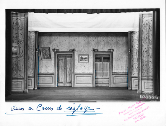 Décors en cours de réglage [décor de Pierre-Henri Ganne]. S.d. [1963]. © Région Bourgogne-Franche-Comté, Inventaire du patrimoine