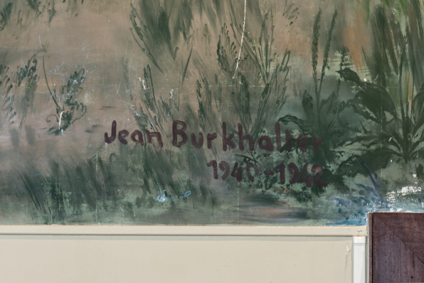 Peinture côté cour : signature de Burkhalter et dates 1940-1942. © Région Bourgogne-Franche-Comté, Inventaire du patrimoine Peinture côté cour : signature de Burkhalter et dates 1940-1942. © Région Bourgogne-Franche-Comté, Inventaire du patrimoine