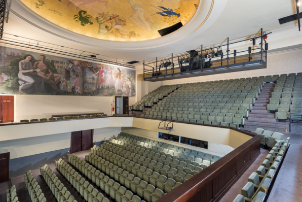 Salle, de trois quarts depuis le balcon côté jardin. © Région Bourgogne-Franche-Comté, Inventaire du patrimoine Salle, de trois quarts depuis le balcon côté jardin. © Région Bourgogne-Franche-Comté, Inventaire du patrimoine