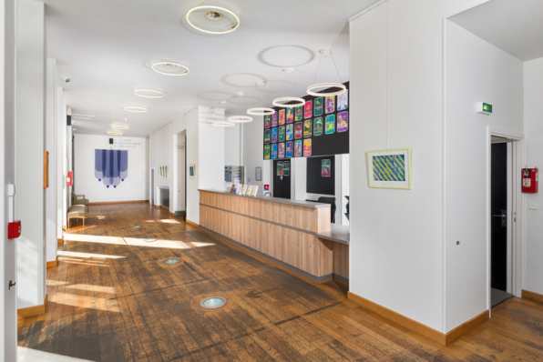 Vestibule, depuis le foyer du public. © Région Bourgogne-Franche-Comté, Inventaire du patrimoine Vestibule, depuis le foyer du public. © Région Bourgogne-Franche-Comté, Inventaire du patrimoine