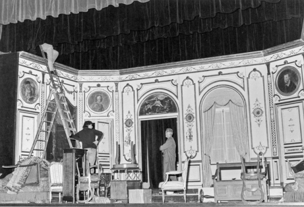Montage d'un décor]. S.d. [4e quart 20e siècle]. © Région Bourgogne-Franche-Comté, Inventaire du patrimoine