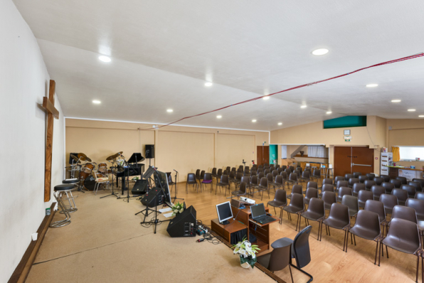 Salle de culte. Vue de la scène.  © Région Bourgogne-Franche-Comté, Inventaire du patrimoine