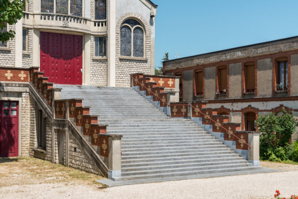 Escalier menant au parvis. Vue de trois quarts. A droite, la chapelle.  © Région Bourgogne-Franche-Comté, Inventaire du patrimoine