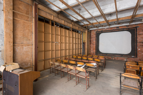 Scène transformée en salle de cinéma. Vue de trois quarts. © Région Bourgogne-Franche-Comté, Inventaire du patrimoine Scène transformée en salle de cinéma. Vue de trois quarts. © Région Bourgogne-Franche-Comté, Inventaire du patrimoine