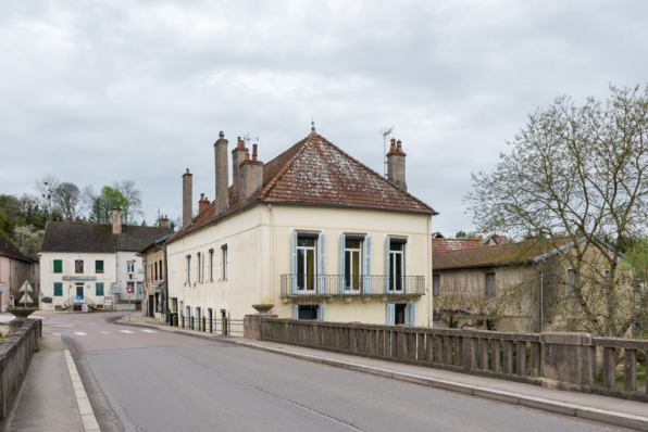 Pontailler-sur-Saône, 62-64 rue du 8 Mai 1945 : le Tivoli. © Région Bourgogne-Franche-Comté, Inventaire du patrimoine Pontailler-sur-Saône, 62-64 rue du 8 Mai 1945 : le Tivoli. © Région Bourgogne-Franche-Comté, Inventaire du patrimoine