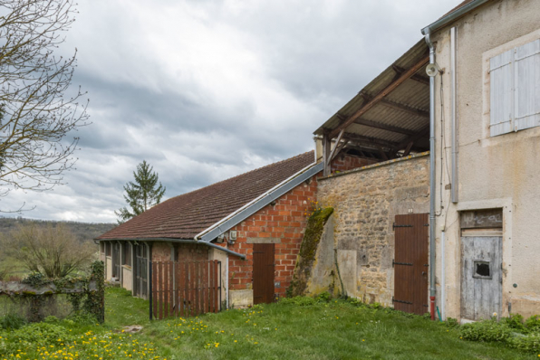 Vue d'ensemble, depuis le nord : théâtre à gauche, "ouvroir" à droite. © Région Bourgogne-Franche-Comté, Inventaire du patrimoine Vue d'ensemble, depuis le nord : théâtre à gauche, "ouvroir" à droite. © Région Bourgogne-Franche-Comté, Inventaire du patrimoine