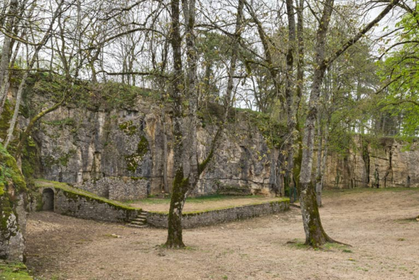 Scène, avec son escalier et l'entrée des coulisses côté jardin. © Région Bourgogne-Franche-Comté, Inventaire du patrimoine Scène, avec son escalier et l'entrée des coulisses côté jardin. © Région Bourgogne-Franche-Comté, Inventaire du patrimoine