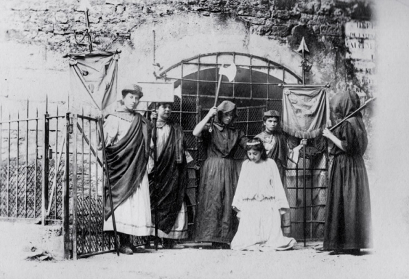 [Sainte Reine devant la fontaine]. S.d. [fin 19e ou début 20e siècle]. © Amicale du Mystère de Sainte Reine
