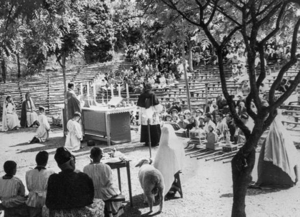[Messe sur la scène du théâtre des Roches]. 1959. © Amicale du Mystère de Sainte Reine