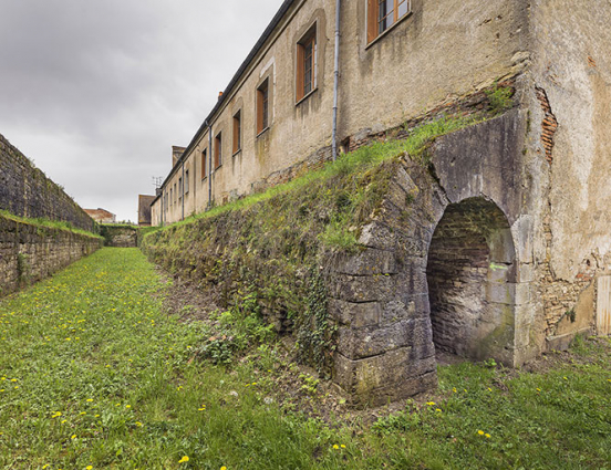 La galerie voûtée reliant la tour basse des Moulins au bastion de la tour Beauregard. © Région Bourgogne-Franche-Comté, Inventaire du patrimoine La galerie voûtée reliant la tour basse des Moulins au bastion de la tour Beauregard. © Région Bourgogne-Franche-Comté, Inventaire du patrimoine