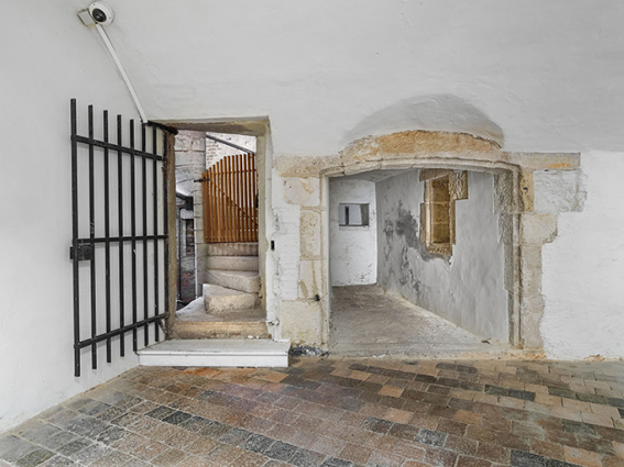 Tour Notre-Dame : porte d'accès au premier niveau. © Région Bourgogne-Franche-Comté, Inventaire du patrimoine