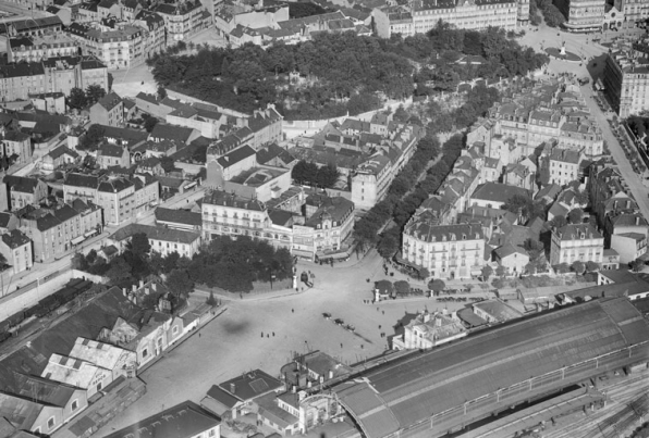 [Vue aérienne oblique du quartier de la gare, depuis le sud-ouest]. 21 septembre 1919. © Région Bourgogne-Franche-Comté, Inventaire du patrimoine