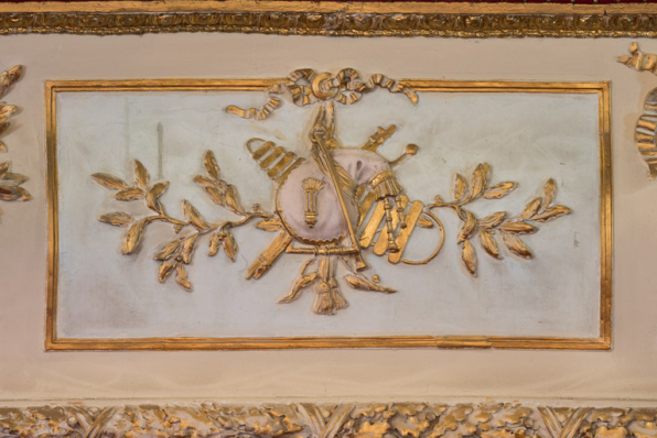1re galerie : trophée d'instruments de musique. © Région Bourgogne-Franche-Comté, Inventaire du patrimoine 1re galerie : trophée d'instruments de musique. © Région Bourgogne-Franche-Comté, Inventaire du patrimoine