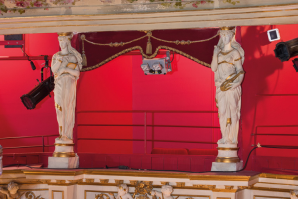 3e galerie : paire de cariatides. © Région Bourgogne-Franche-Comté, Inventaire du patrimoine 3e galerie : paire de cariatides. © Région Bourgogne-Franche-Comté, Inventaire du patrimoine
