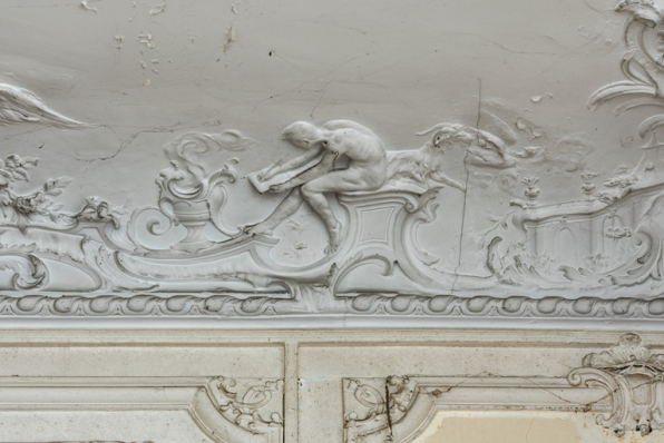 Salon du rez-de-chaussée, plafond, décor sculpté, détail : dessinateur. © Région Bourgogne-Franche-Comté, Inventaire du patrimoine Salon du rez-de-chaussée, plafond, décor sculpté, détail : dessinateur. © Région Bourgogne-Franche-Comté, Inventaire du patrimoine