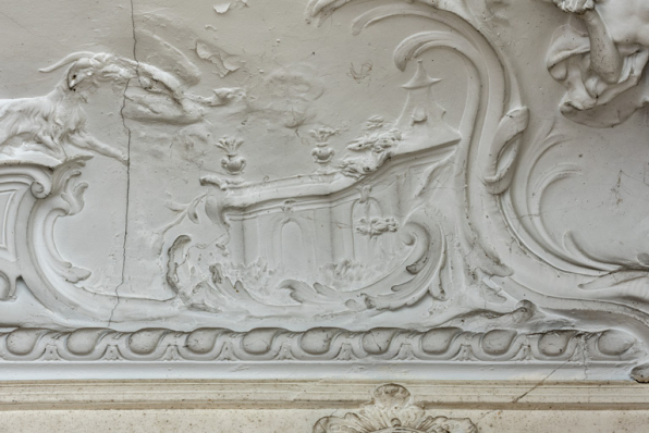 Salon du rez-de-chaussée, plafond, décor sculpté, détail : édifice. © Région Bourgogne-Franche-Comté, Inventaire du patrimoine