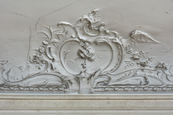 Salon du rez-de-chaussée, plafond, décor sculpté, détail : bouquet. © Région Bourgogne-Franche-Comté, Inventaire du patrimoine Salon du rez-de-chaussée, plafond, décor sculpté, détail : bouquet. © Région Bourgogne-Franche-Comté, Inventaire du patrimoine