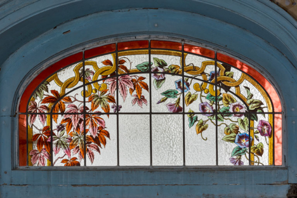 Détail, verrière : entrelacs et lierre fleuri. © Région Bourgogne-Franche-Comté, Inventaire du patrimoine