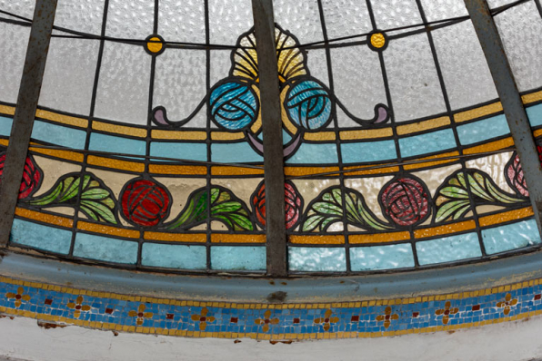 Salle de billard au rez-de-chaussée, verrière en couverture, détail : fleurs. © Région Bourgogne-Franche-Comté, Inventaire du patrimoine Salle de billard au rez-de-chaussée, verrière en couverture, détail : fleurs. © Région Bourgogne-Franche-Comté, Inventaire du patrimoine